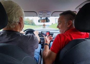Osvežitvene vožnje za starejše 2026: Poskrbite za osvežitev vozniškega znanja